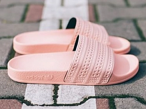 10 лучших женских сланцев от Adidas