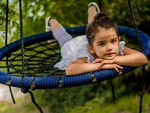 10 лучших детских качелей для улицы